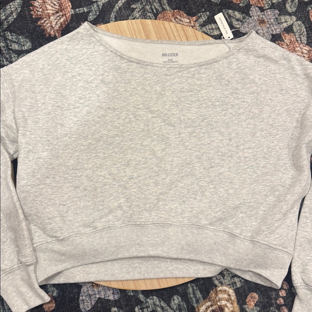 Hollister cropped off the shoulder sweater
Grey size XXS New Never worn